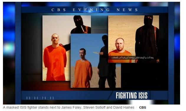 Jihadi John a fianco dei tre uomini prima dell'esecuzione (fonte: CBSnews.com)