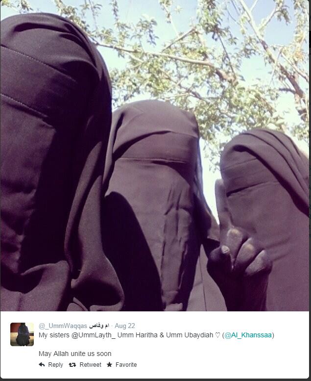 Umm Layth con altre due componenti della polizia islamica dell'ISIS