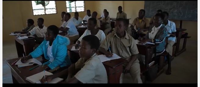 Un fotogramma del documentario che ritrae i bambini durante una lezione all'interno della missione
