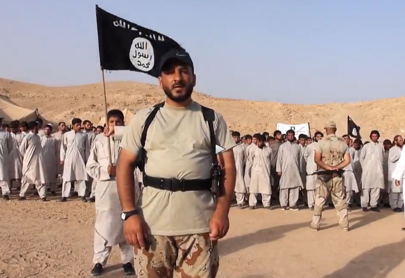 L'istruttore e le reclute dell'ISIS (fonte: liveleak.com)