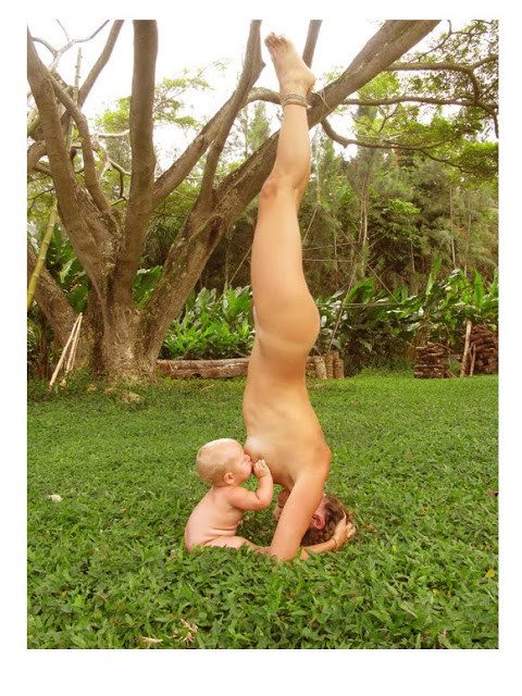 Yoga breastfeeding mom, ovvero il demonio