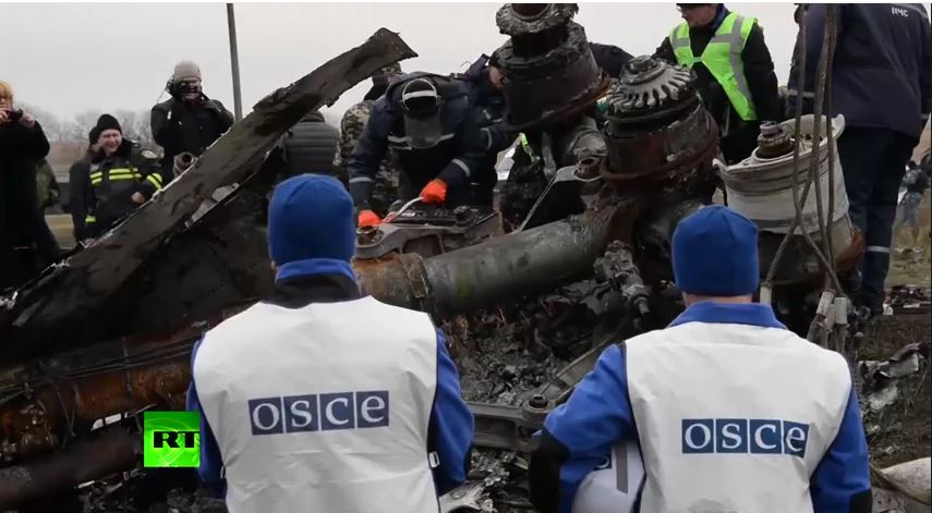 Gli ispettori dell'OSCE sorvegliano le fasi di recupero del relitto del volo MH17 (fonte YouTube.com)