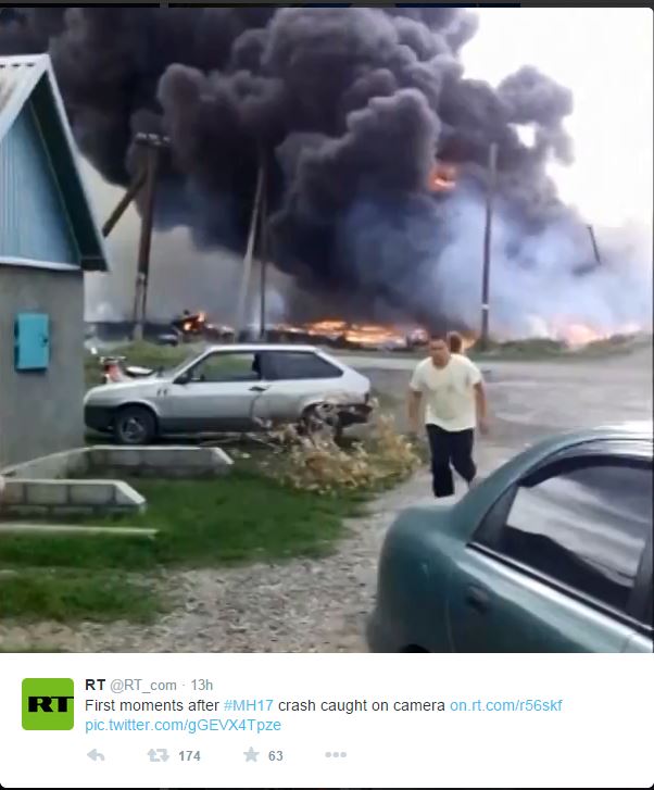 Sullo sfondo l'incendio del Boeing dopo lo schianto (fonte: Twitter.com)