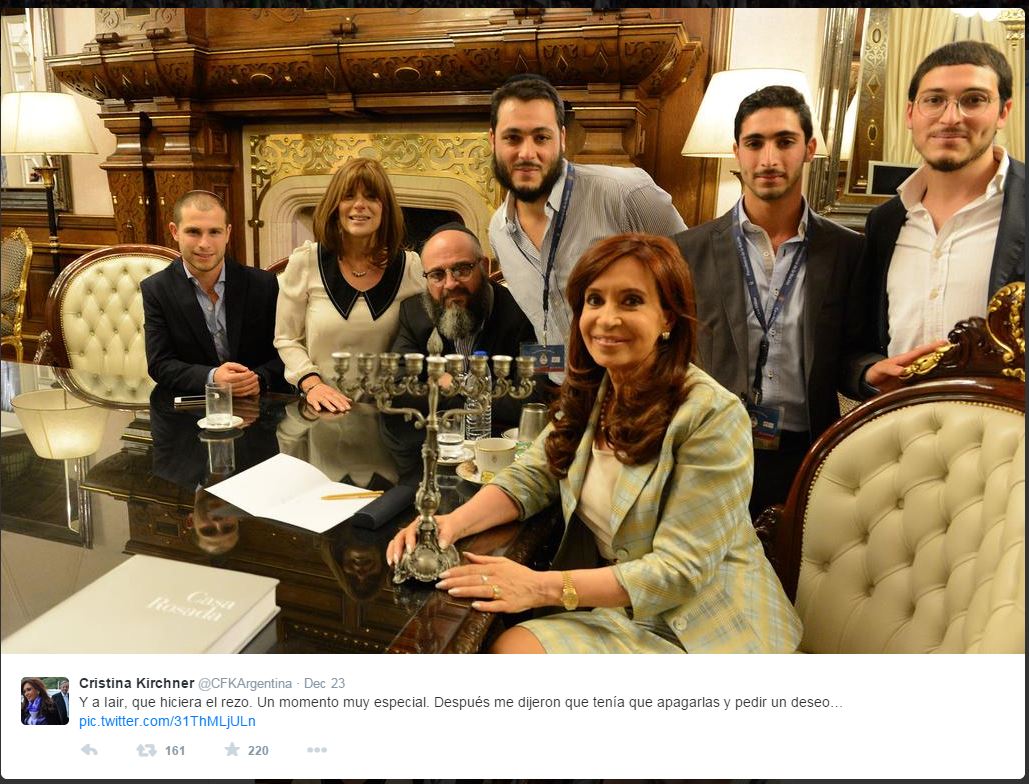 La Kirchner con la famiglia di Iair Tawil il primo figlioccio presidenziale di religione ebraica (fonte: Twitter.com)