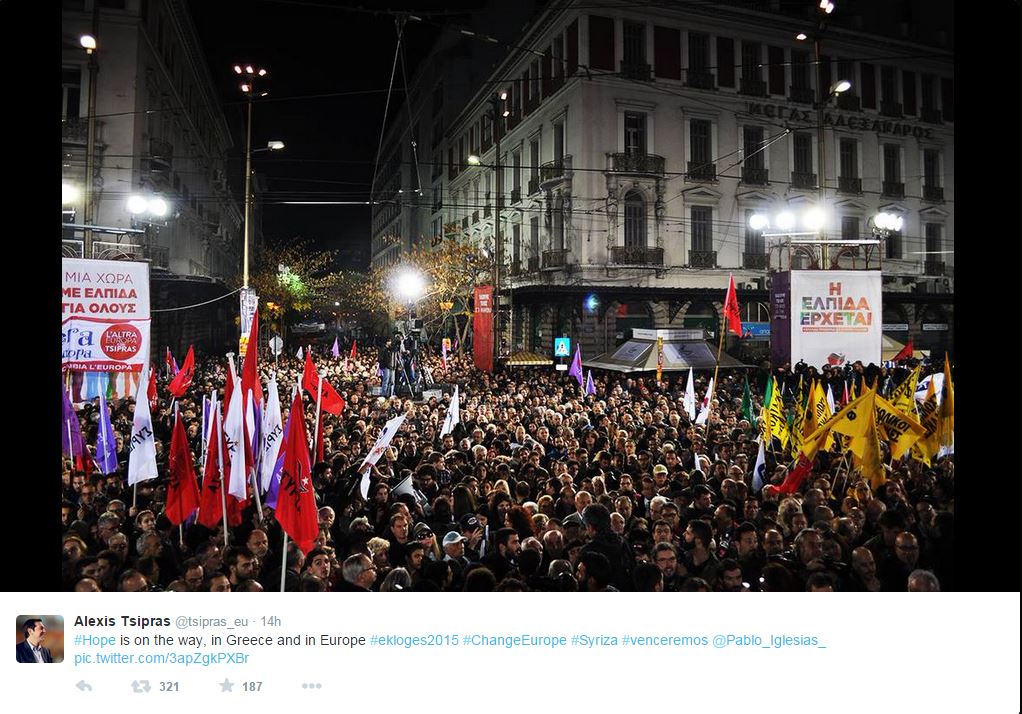 Un'immagine della piazza gremita ieri in occasione del comizio conclusivo di Tsipras (fonte: Twitter.com)