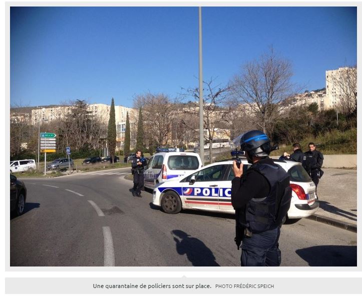 I poliziotti ad un posto di blocco a Marsiglia questa mattina (via Laprovence.com foto di Frédérich Speich)