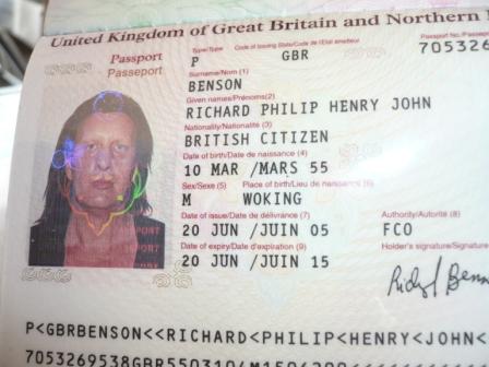 Il passaporto di Richard Benson (fonte: Outune.net)