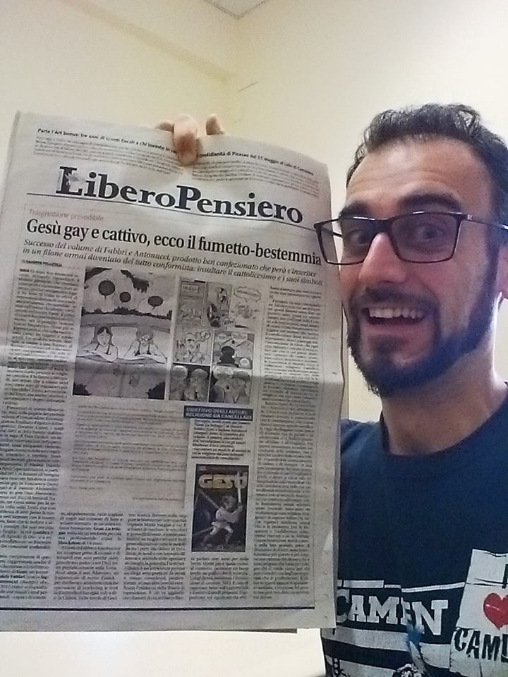 Daniele Fabbri mostra orgoglioso l'articolo di Libero (fonte: Facebook.com)