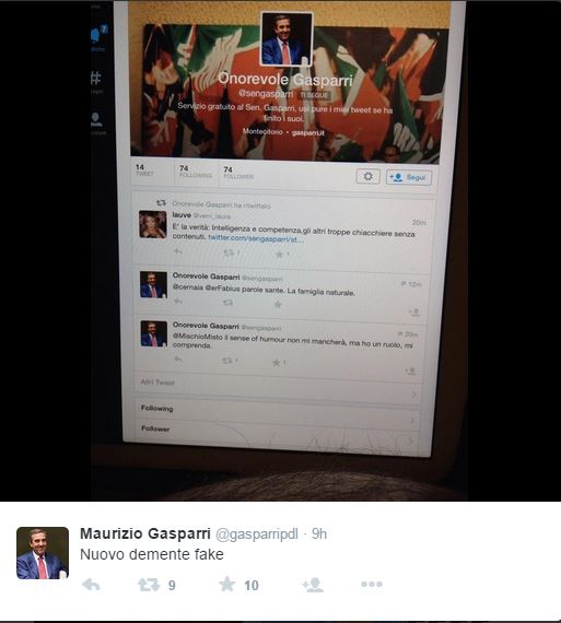 Il porta iPad anatomico del Senatore Gasparri (fonte: Twitter.com)