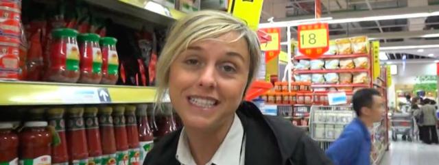 Nadia Toffa in un supermercato cinese ci sta per mostrare la prova finale raga