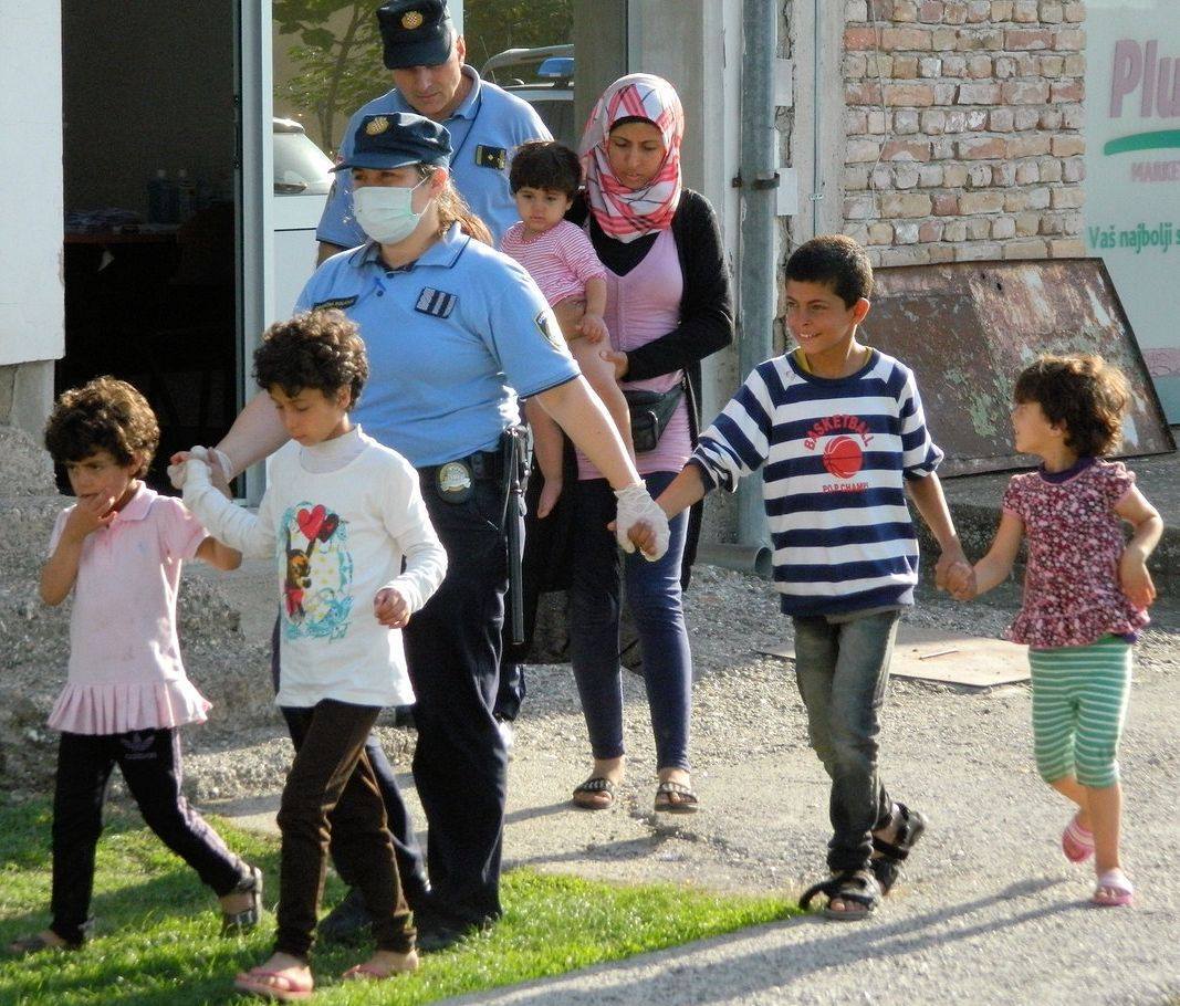 Agenti della Polizia croata accompagnano alcuni migranti (fonte: Facebook.com)