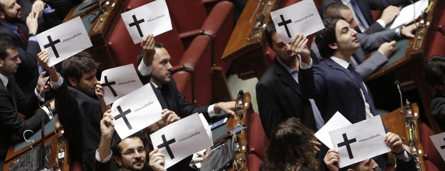 Sblocca Italia: Camera, deputati M5S protestano con cartelli con croce